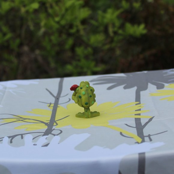 Vintage Douglas Frog Holding Flower Bouquet Figurine. Excellent condition. - Picture 3 of 6